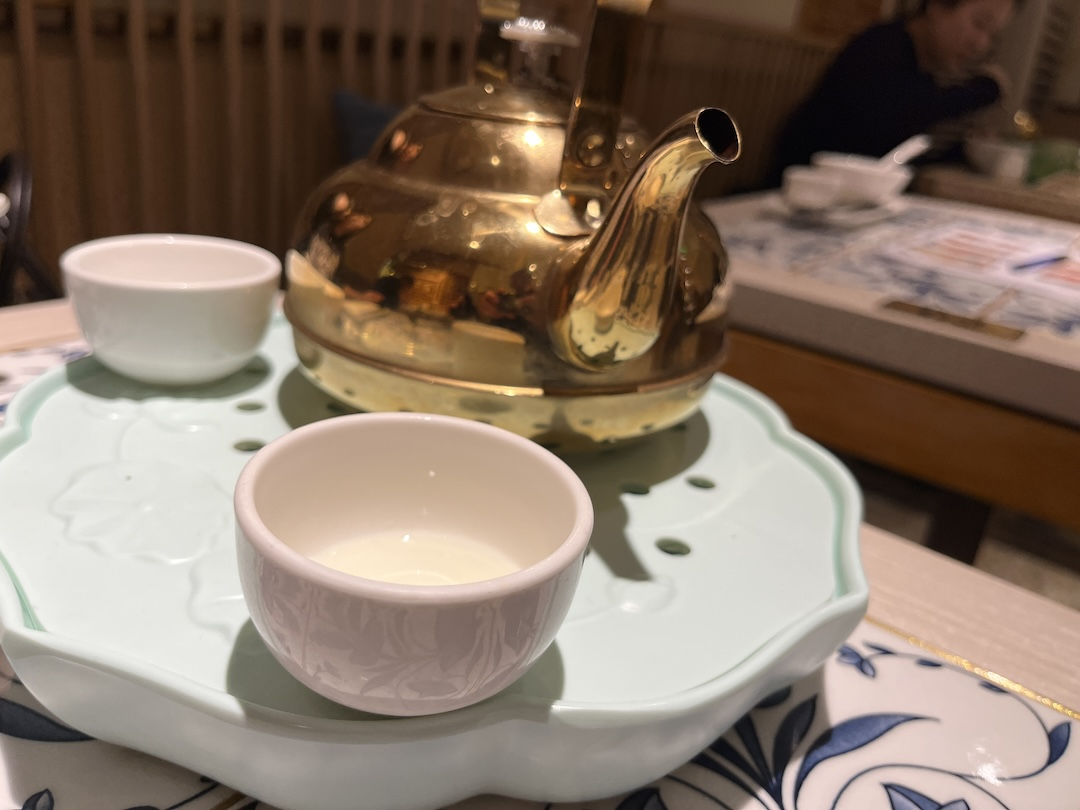 飲茶は大きいポットに小さな茶碗でお茶を飲むスタイルです。