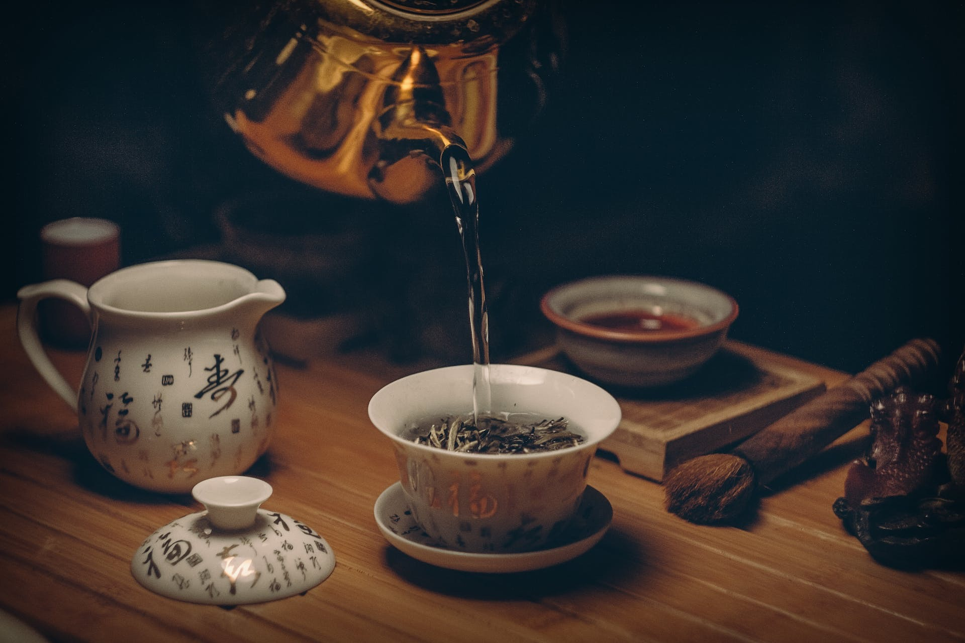 中国茶蓋碗。さまざまな器があるのが中国茶の特徴
