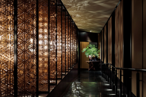 鹿沼組子の照明が幻想的なホテル館内の廊下