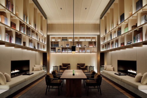 天井まで届く書棚と暖炉がある静かなライブラリーラウンジ