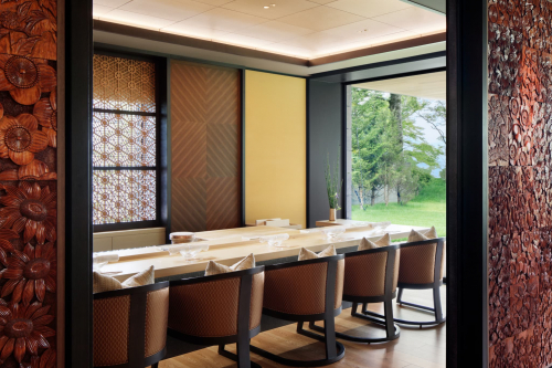 組子細工の壁に囲まれた、日本料理レストランのカウンター席