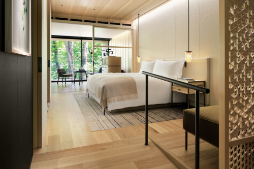 鹿沼組子の仕切りと温かな光が美しいモダンな客室