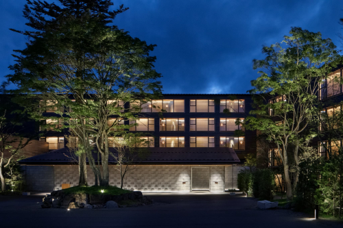 ライトアップされた夜のザ・リッツ・カールトン 外観