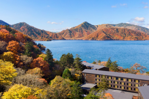 紅葉に彩られた湖畔とザ・リッツ・カールトン