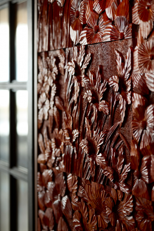 館内に飾られた伝統工芸 日光彫のアートワーク