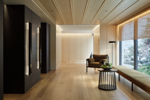 柔らかな間接照明と木材が調和したホテルの廊下とラウンジ