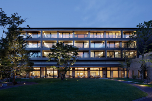 温かな光が漏れる夜のザ・リッツ・カールトン 外観と中庭