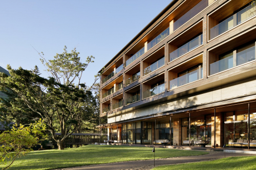 緑豊かな中庭から望むザ・リッツ・カールトンの建物