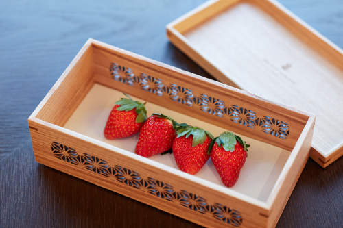 木箱に入ったいちご