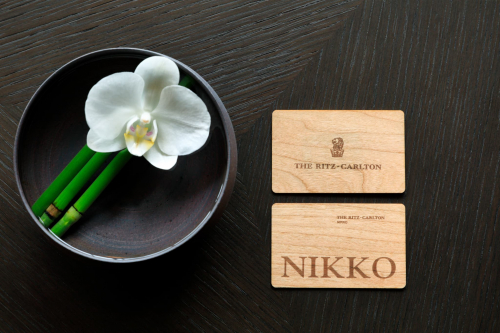 木製ルームキーと蘭