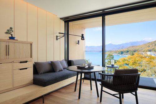 客室の縁側スペースからの紅葉