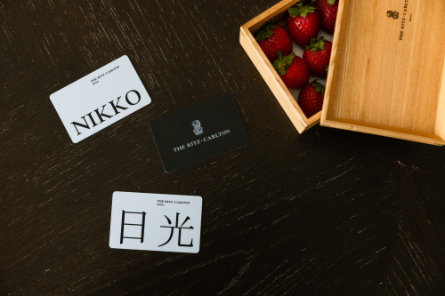 木製ルームキーと蘭