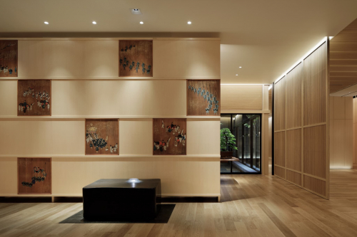 館内の壁面に飾られたアート作品と静謐な空間