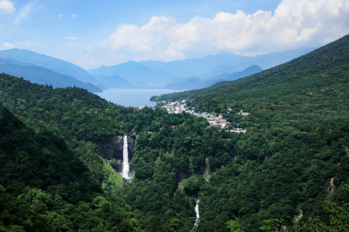 新緑に包まれた華厳の滝と湖の空撮