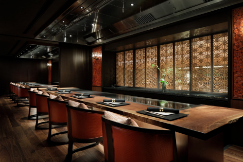 重厚な木製カウンター