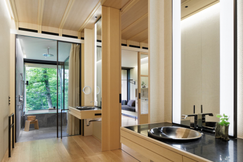 自然光が差し込む広々としたダブルシンクのパウダールーム