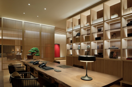 盆栽とアートが飾られた落ち着いた雰囲気のチェックインカウンター