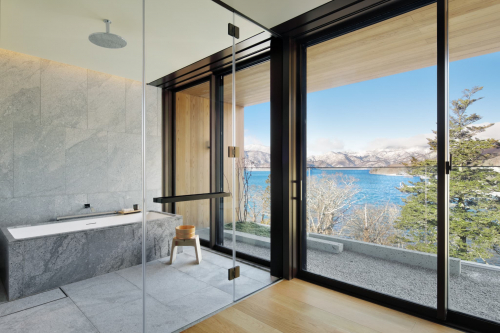 パノラマビューを一望する開放的なバスルーム