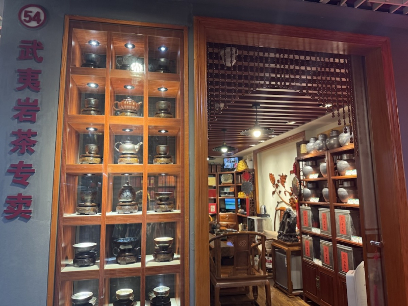 店頭に並ぶ茶葉・茶器